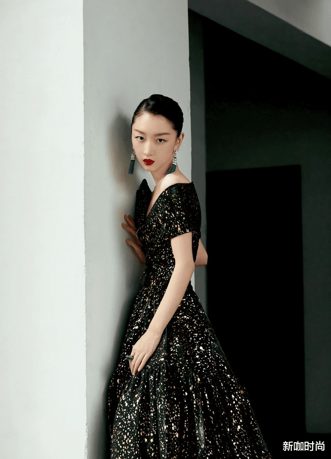 新咖时尚|周冬雨越来越有范儿，黑裙镶“金片”，高贵冷艳！