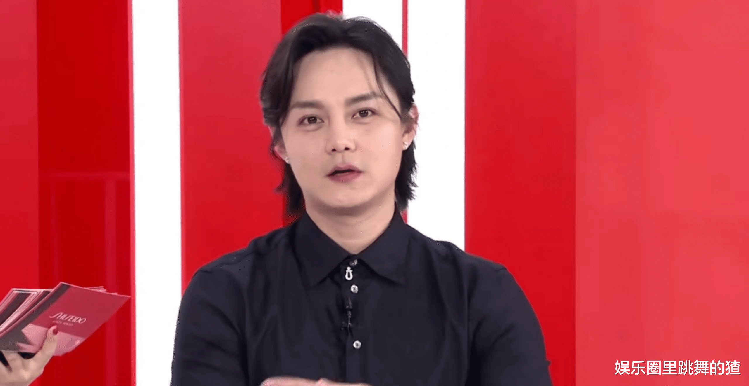 小姐姐|“扫娘风暴”后，尹正新造型惹争议，留长发戴耳钉算娘吗