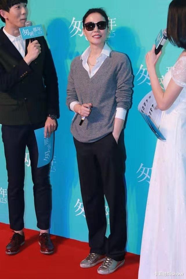卡莉时尚show|王菲向来随性惯了，穿宽松居家服就走机场，素颜出行哪像52岁