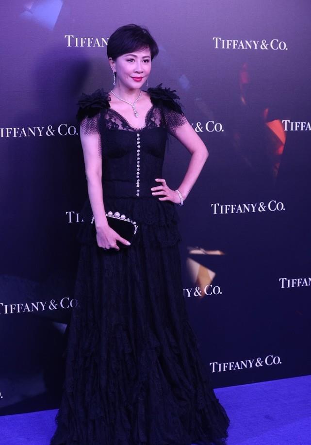 可馨育娃|刘嘉玲挺有“民国感”的，一袭黑裙配复古盘发，看着点让人好心动