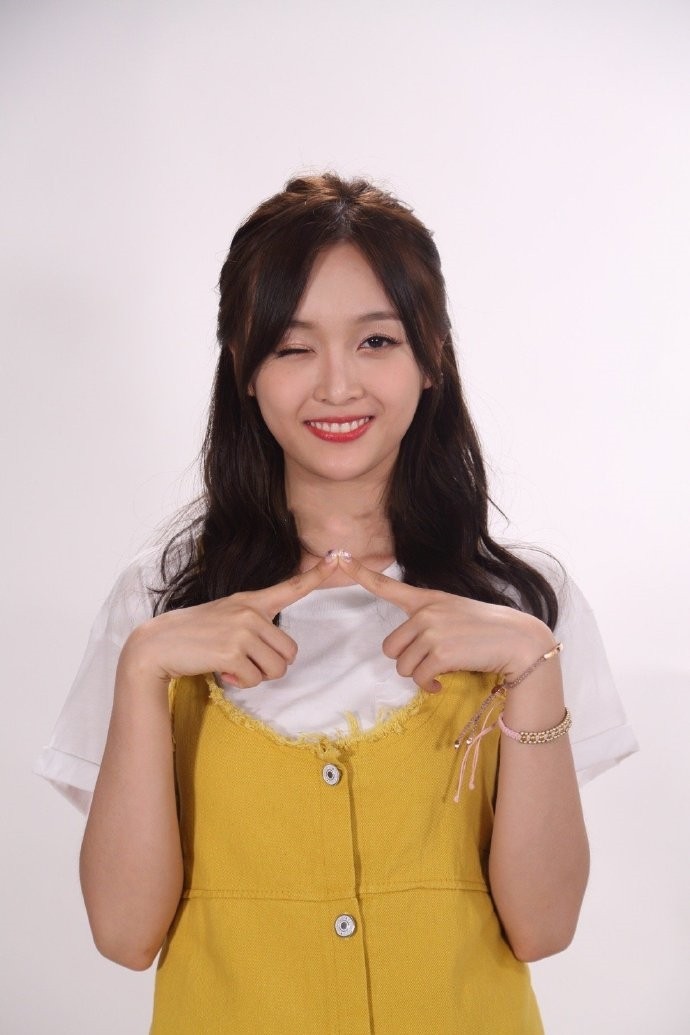 八只爪的猫|吴宣仪身材高挑打扮甜美，同框同样1米66的程潇，看完我想去减肥