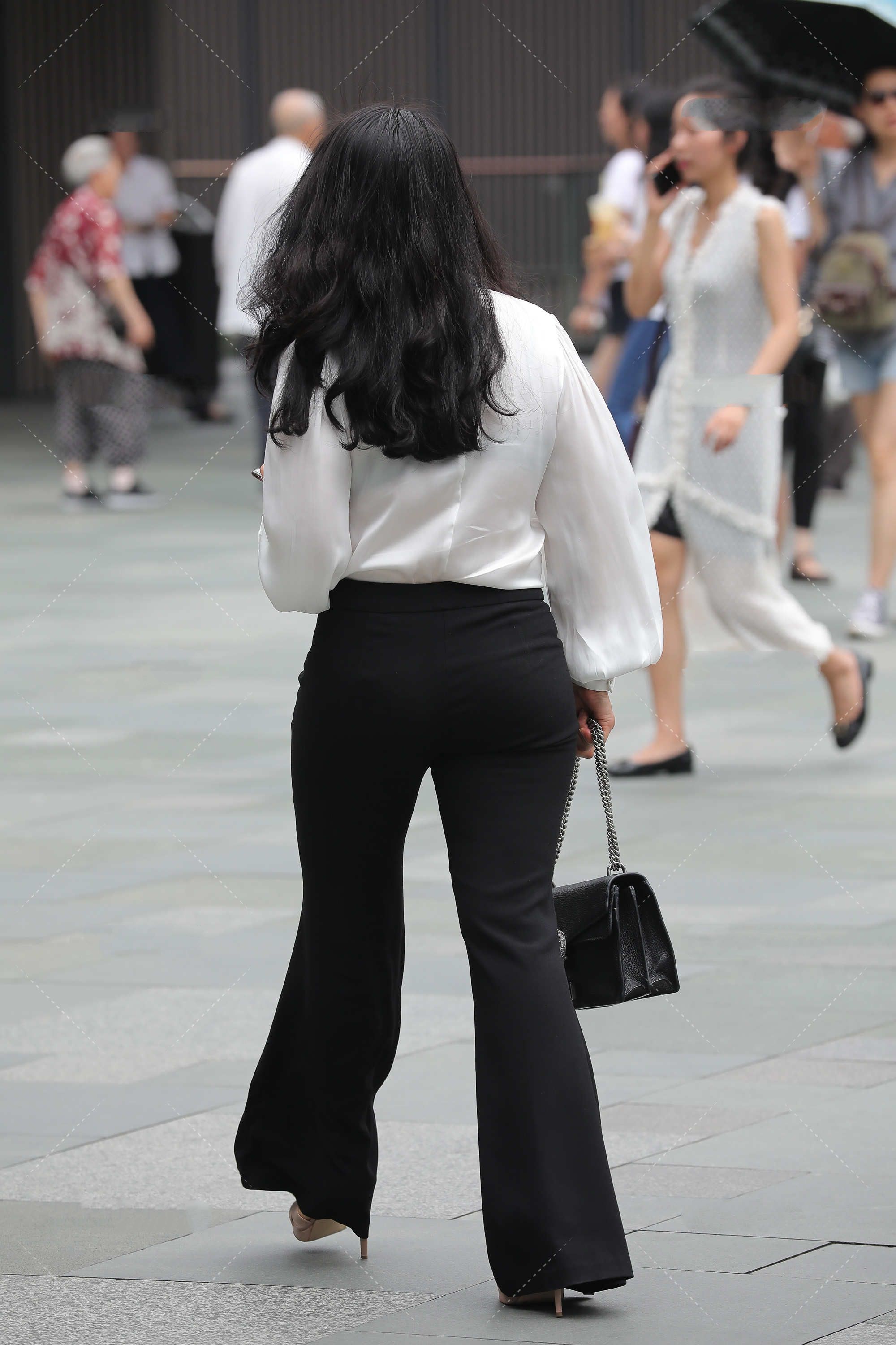 阔腿裤|黑色与白色组合,阔腿裤造型,显成熟风格