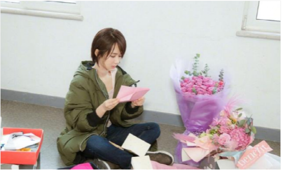 |演员杨紫的居家生活，房子是复式设计，楼梯都是实木打造