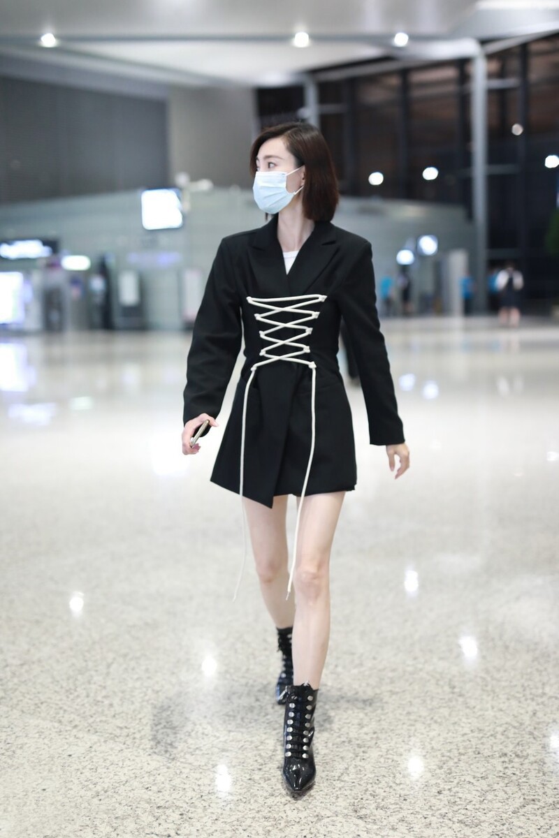 大表姐的时尚圈|王丽坤点子真多,衬衫也能“改成吊带”来穿,配马丁靴不嫌热