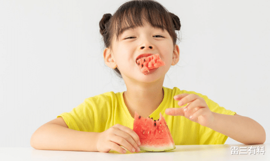 雷三有料|在炎热的夏季，孩子究竟能不能吃冷饮？真的会损伤脾胃吗？