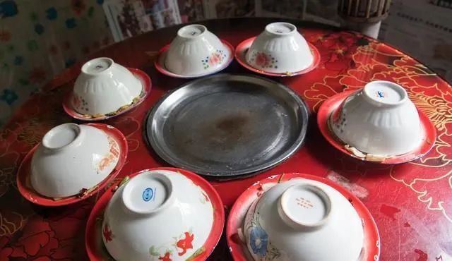 兜妈爱叨叨|儿媳怒斥婆婆“用碗盖菜”，网友集体力挺婆婆：好心养出白眼狼