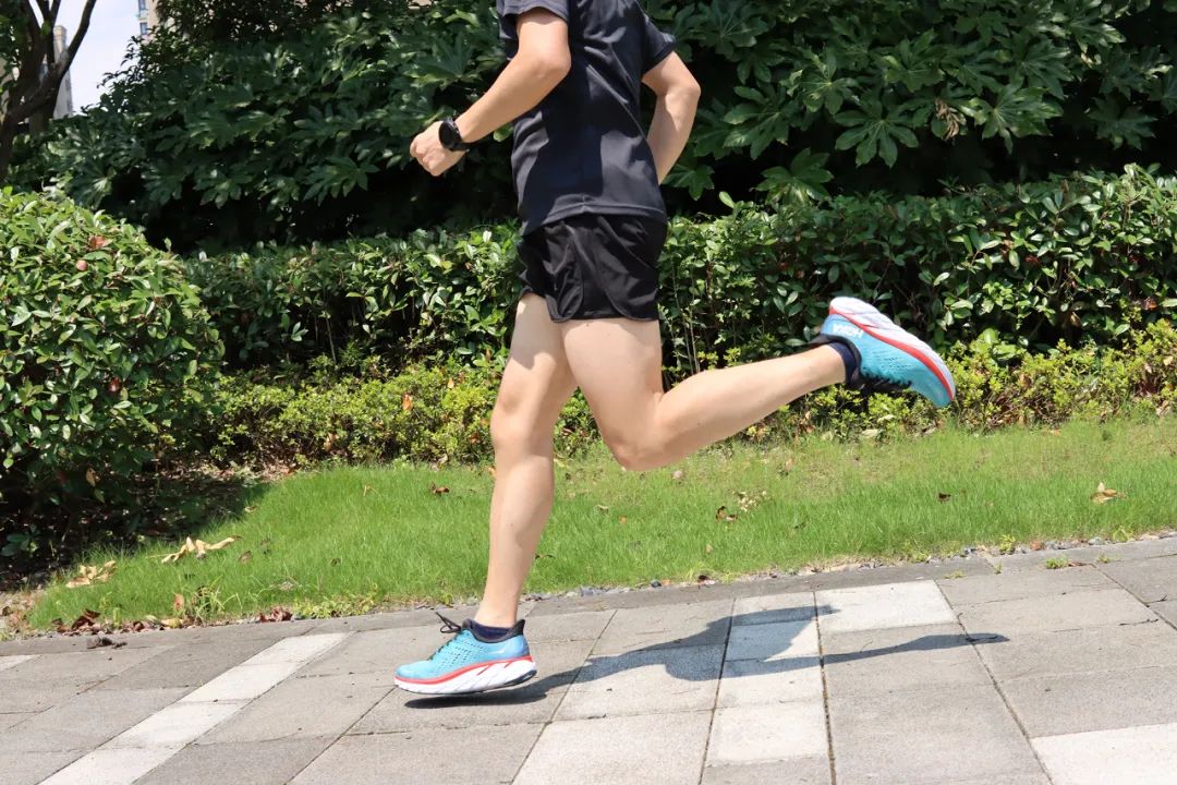 跑鞋|HOKA Clifton 8 跑鞋体验分享：日常慢跑，长距离训练就选它吧