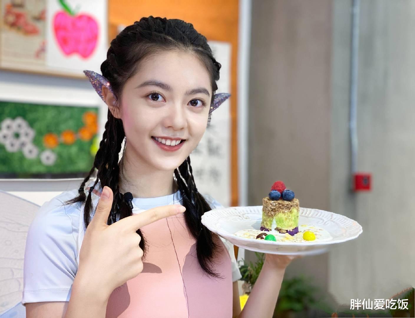 李嫣|赵今麦长大了！穿丁字连体裤游泳，“葫芦身材”圈粉吴亦凡