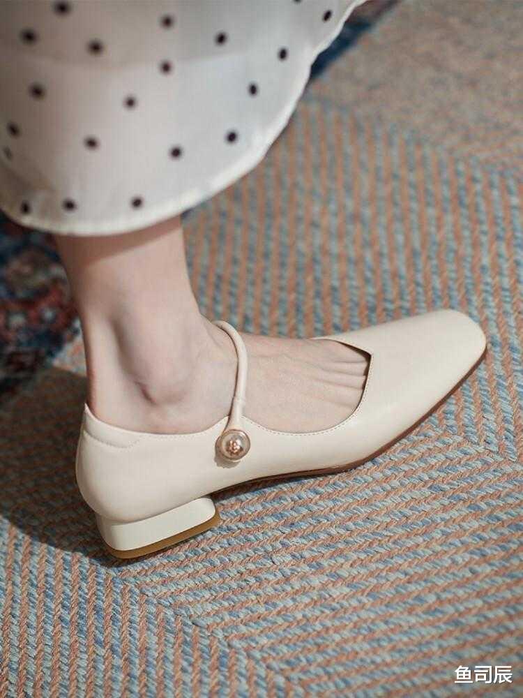 鱼司辰 女生秋冬穿风衣时，不管高矮，搭配这5双鞋子，照着穿都很高级