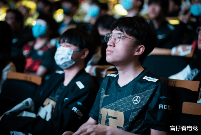 lpl|LPL选手大会尽显人情关系！Uzi坐拥俩冠军辅助，小明阿水亲密互动