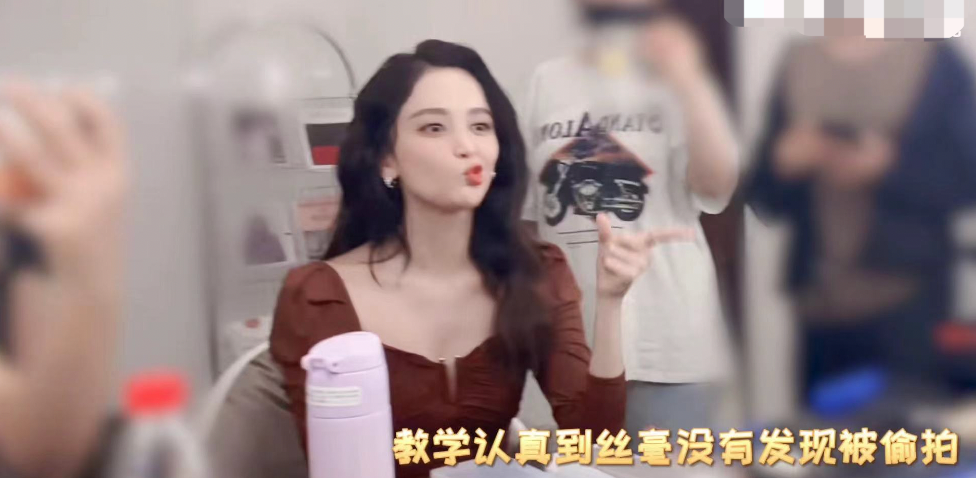 左旋肉碱 29岁娜扎晒古怪脸部瑜伽！面部表情扭曲，红唇黑发妆容精致