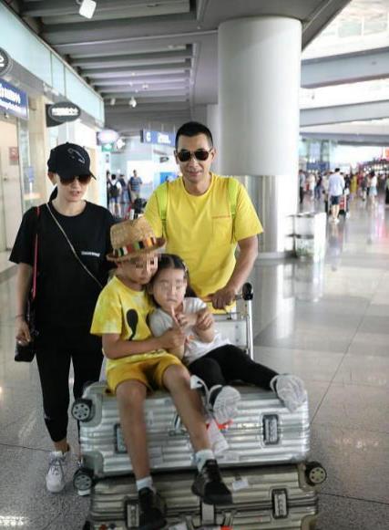 可馨育娃|赵文卓一家子感情挺好,夫妻俩同穿T恤,但张丹露穿得更帅气