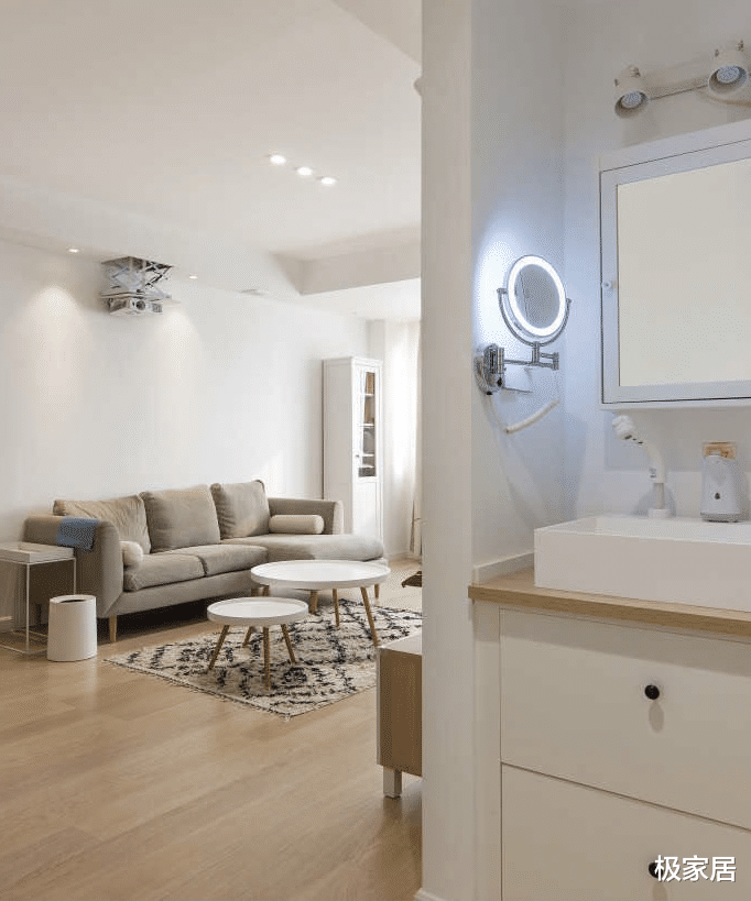 84平的小户型，用极简和纯白装饰空间，满足年轻人的需求