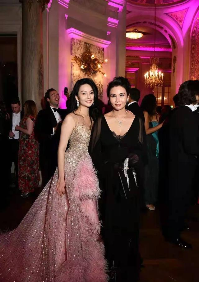 沈月|21岁沈月晒靓照，穿方领连衣裙尽显好身材，颜值不输妈妈邱淑贞