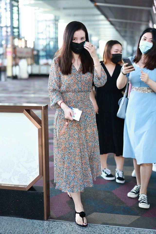 大表姐的时尚圈|张萌气质果然好,碎花裙+凉鞋穿出“贵妇风”,40岁还是衣架子