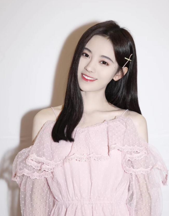 鞠婧祎|继杨超越后，又一个女星在模仿鞠婧祎，网友：想红想疯了吧！