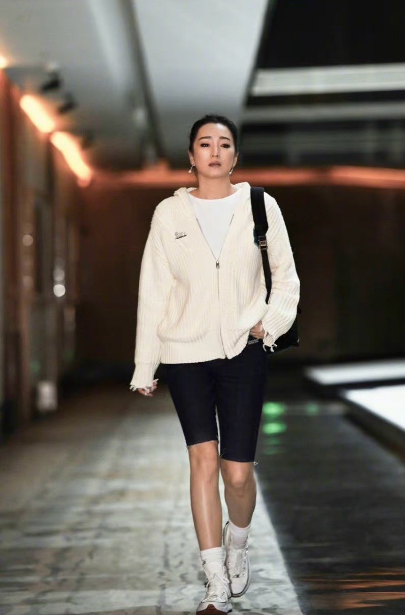 美人哒 巩俐活成60后的骄傲，穿卫衣裙腰细腿长，55岁面部紧实没一丝褶子