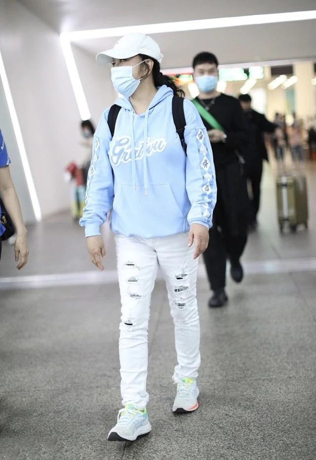 全球时尚号 刘晓庆精神状态真好，穿运动卫衣走元气少女风，破洞牛仔挺时髦