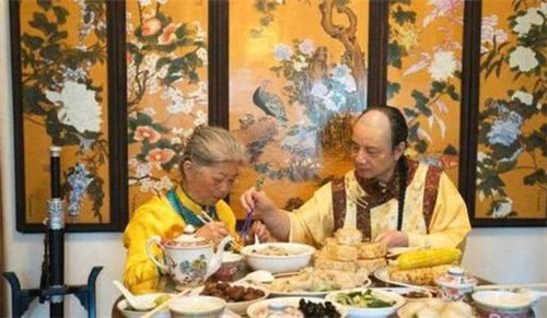 多尔衮|活在当代的清朝王爷：留长辫穿黄袍，为皇室血脉纯正选择近亲结婚