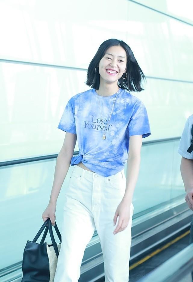 白小白的衣橱|刘雯的“超模身材”真不是盖的,穿T恤也得打个结,秀出腰条真美