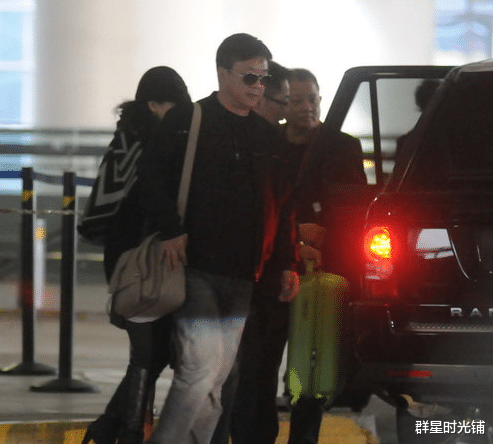 |朱军背后的女人谭梅,从文艺女兵到商业女强人,不靠丈夫也能成功