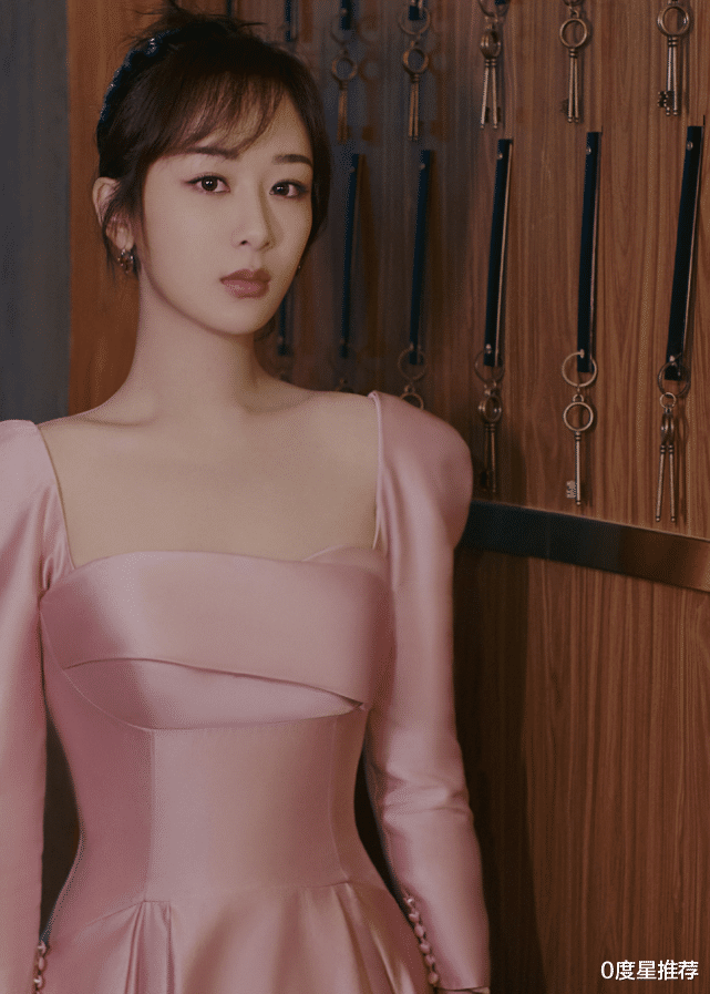 杨紫|有种“敢穿”叫减肥后！杨紫白裙只靠两根细带吊着，天鹅颈秀出惹人叹