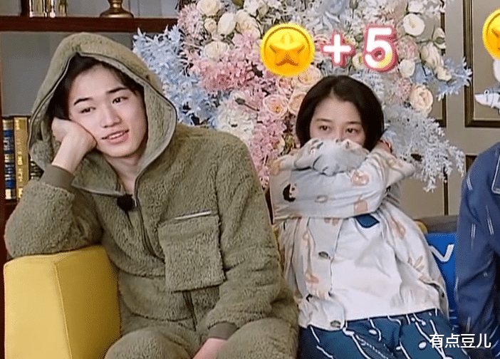 关晓彤|关晓彤“起床照”被疯传，脚底板成最大亮点，网友：几天没洗了？