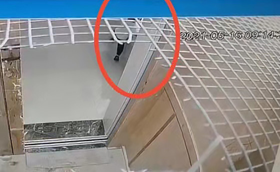 热点微评社 可怜!2岁男童“被家长忽视”坠亡,家属:栏杆设计有缺陷!