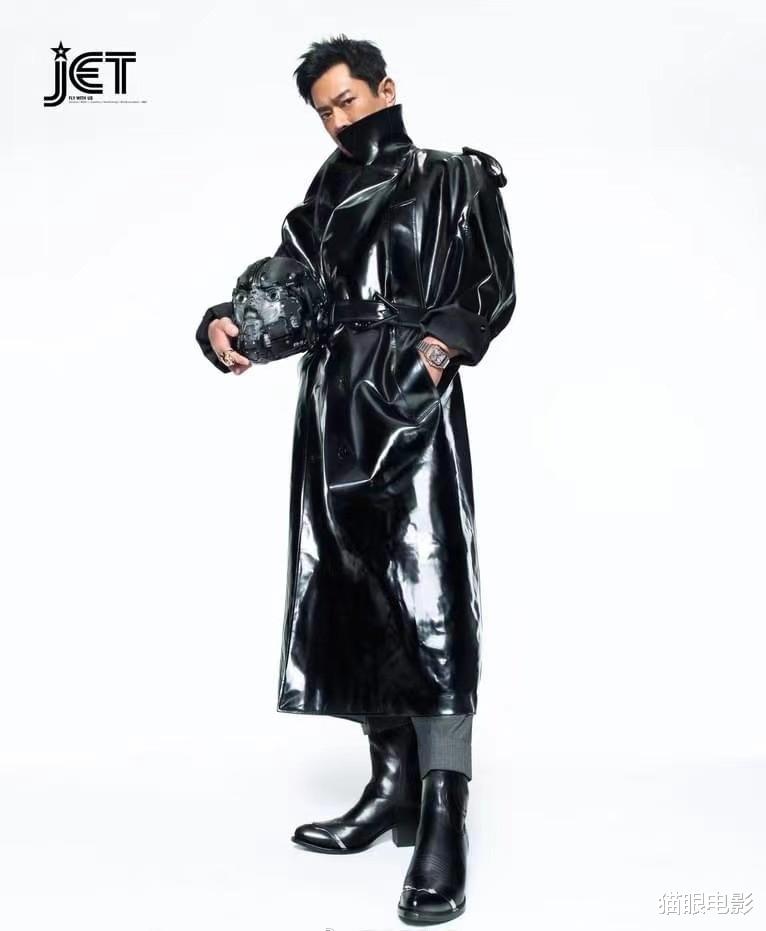 古天乐 51岁古天乐穿黑色皮衣好帅，豹子戒指抢镜，网友：这次发型对了