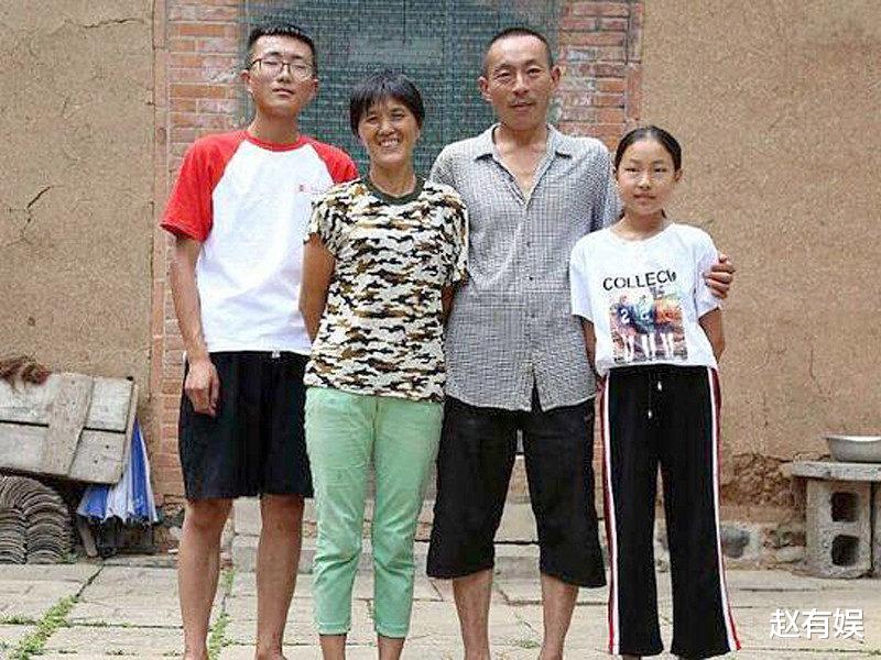 赵有娱 2年前，林万东还在工地上搬砖，清华录取通知书已经邮到他家了