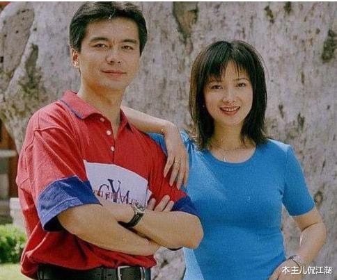 许亚军|57岁的许亚军：原配因病去世，何晴为他甩刘威，4婚娶小12岁娇妻