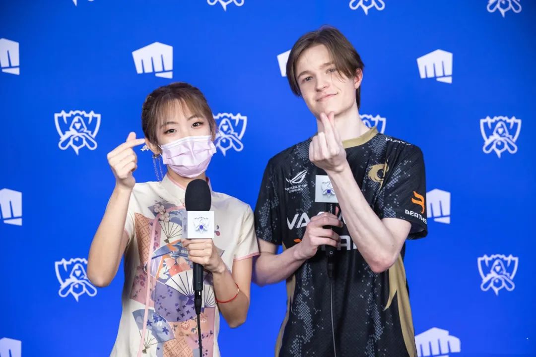 桃花时尚 EDG夺冠!这个会四国语言的翻译小姐姐,穿旗袍惊艳抢镜