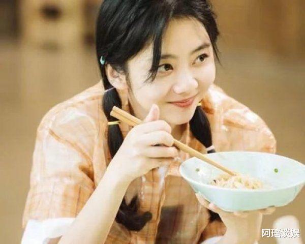 谭松韵|女星减肥时的饭量，关晓彤一盒蔬菜，看到谭松韵勉强能接受！