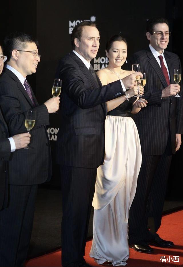 蓓小西|巩俐真是“大婶圈顶流”,穿“上黑下白”抹胸裙气质优雅,真美