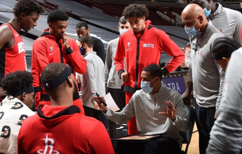 湖人隊(duì)|果然，詹皇缺席湖人打尼克斯！名嘴：躲避強(qiáng)敵，就等打火箭，太軟