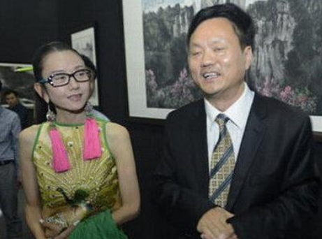 李小璐|61岁杨丽萍晚年生活，变成现实版“老佛爷”，生活靠男助理伺候