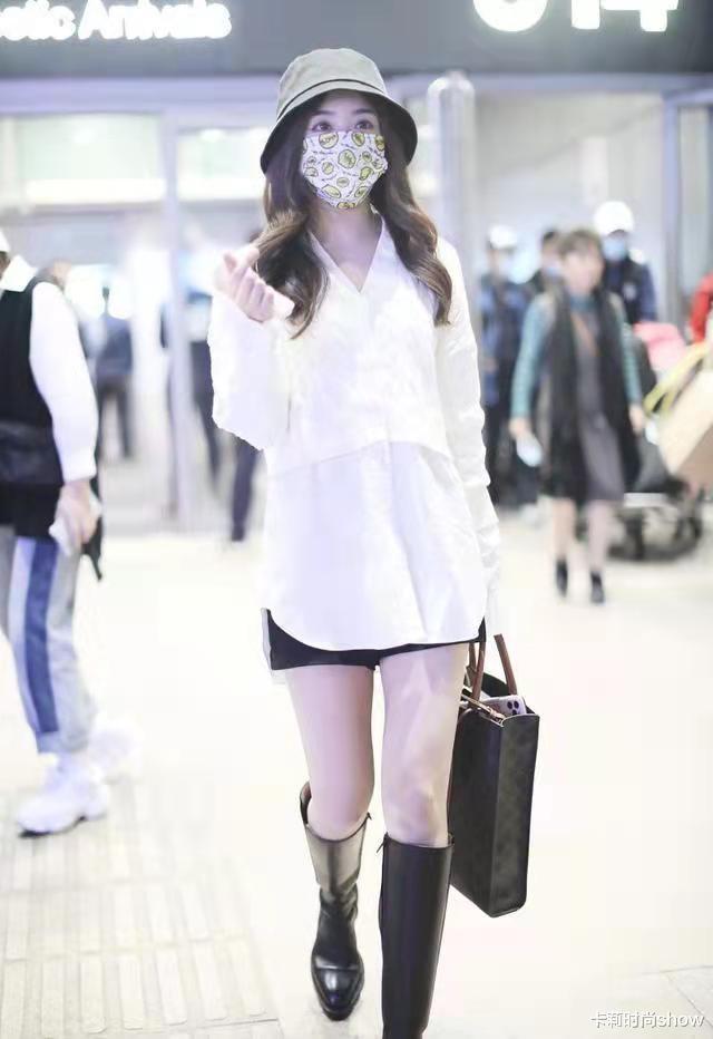 卡莉时尚show 张含韵微胖反而更减龄，一件简单白衬衫配高筒靴，像极返校大学生