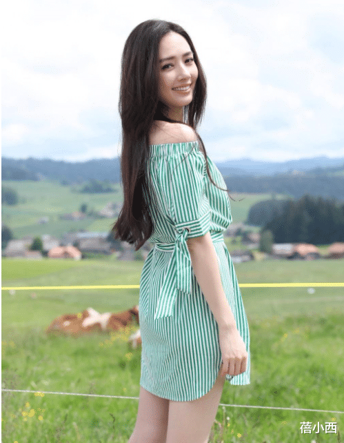 蓓小西|郭碧婷难怪能嫁入豪门，穿一字肩条纹裙凹造型，就轻松美出圈了