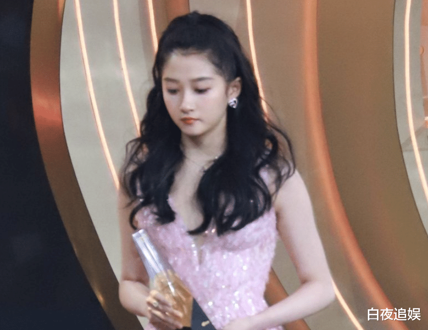 张一山|张一山官方身高176cm，关晓彤至少173cm，站在一起是谁说了谎？