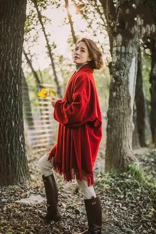 张蕾|张蕾把红大衣穿火了，网友：这个外貌哪里像四十二岁的人？