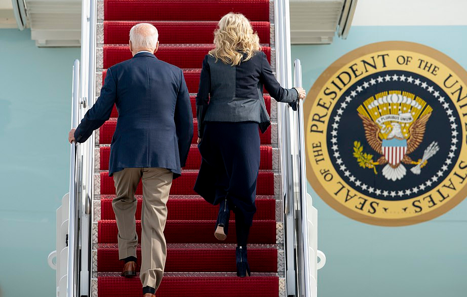 全球时尚风行 70岁美国第一夫人闪耀罗马!一身红色好惊艳,穿红色高跟鞋秀美腿