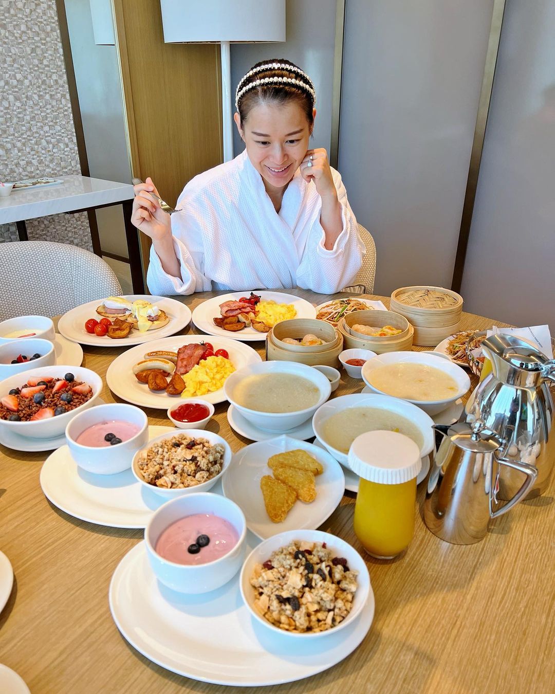 胡杏儿|胡杏儿一家四口聚餐，和老公举杯秀恩爱，俩儿子打扮帅气似小绅士
