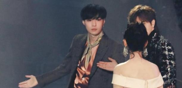 杨紫|《向往5》杨紫用纸巾盖私人物品，不小心露出引热议，人设崩塌？