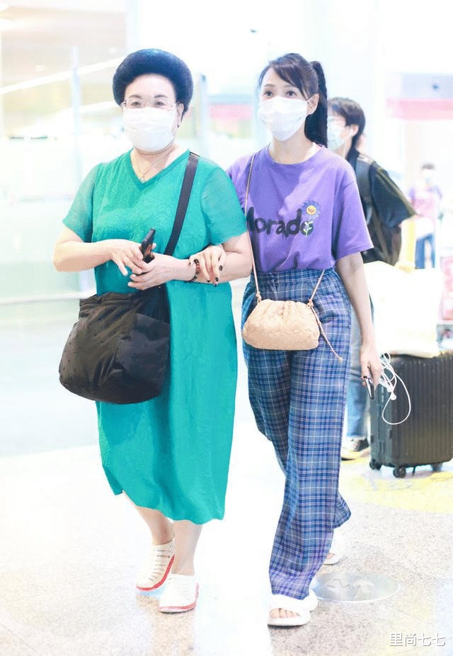 秦昊|秦昊女儿接机爸爸，小米粒正脸罕见曝光，女助理穿豹纹短裙太性感