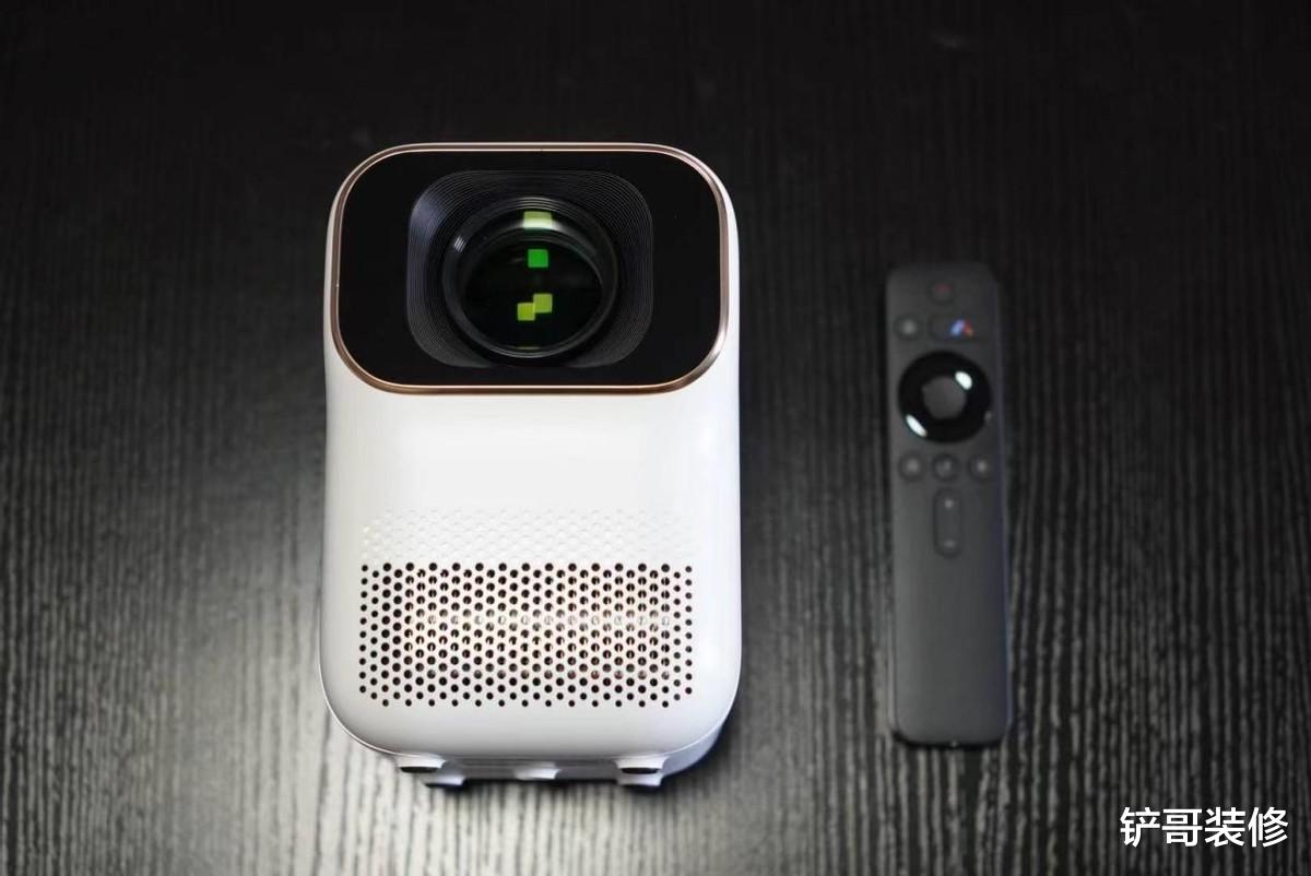 铲哥装修 年轻人的第一台投影仪，小明 Q1 投影仪，千元价格就能体验大屏