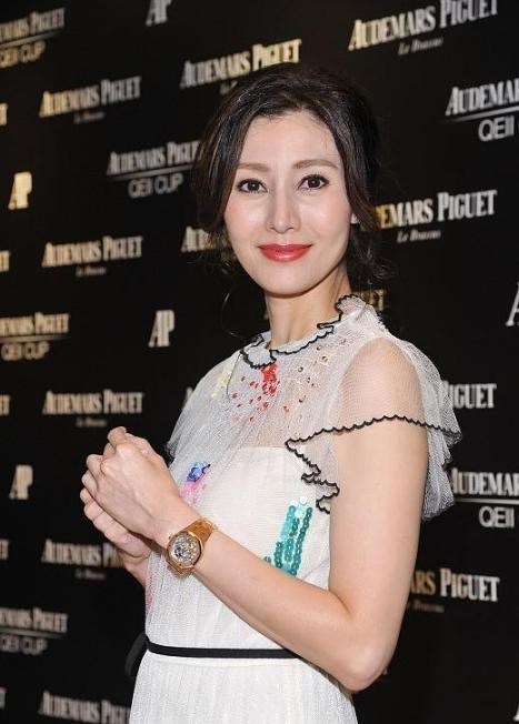 小陈有说 最美港姐李嘉欣现状，年过半百穿亮片白裙子，仍然娇俏可人