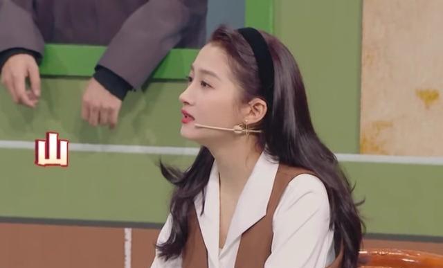 娱乐圈|玩游戏时，谁注意关晓彤坐椅子上的腿？网友：一看就是“学神腿”