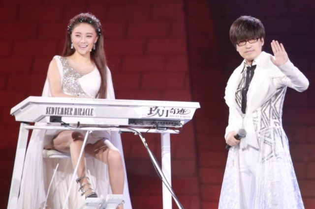 凤凰传奇|曾一度红过凤凰传奇，因一场车祸从兄妹变夫妻，现过成了这样！