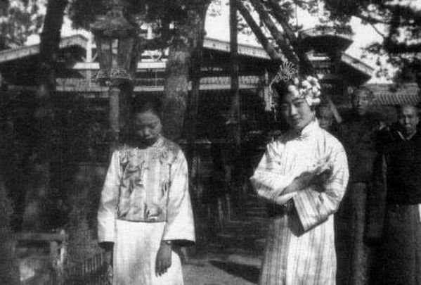 想不出店名 婉容入寝时有个秘密，溥仪根本不在乎，真的是可怜之人