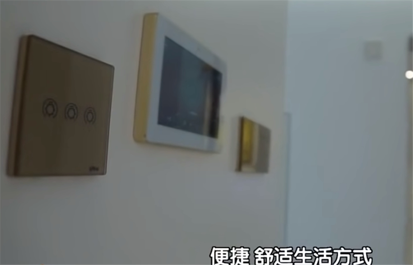 |单亲妈妈带儿女蜗居21㎡简易房，每晚睡邻居厨房？真相让人心酸